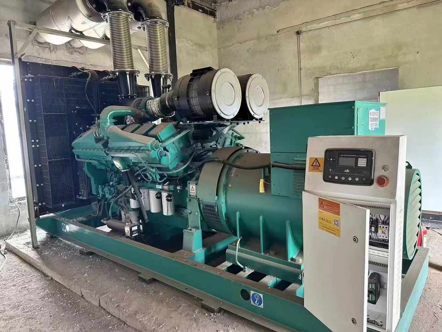 南部无功补偿装置的性能评估需要考虑哪些因素？