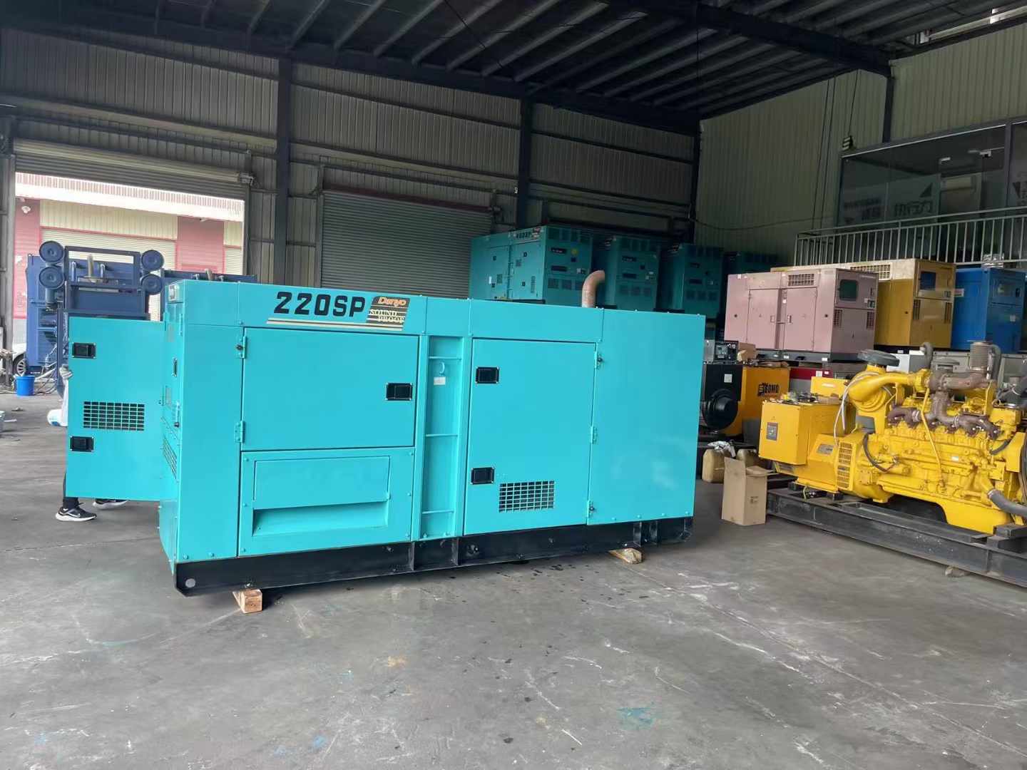 南部柴油发电机组长期不间断运行时，如何监控其温度和压力？