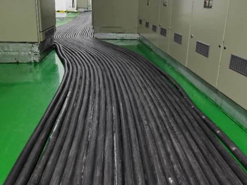 南部如何根据理论计算公式计算温度对特定电压测量结果的影响？